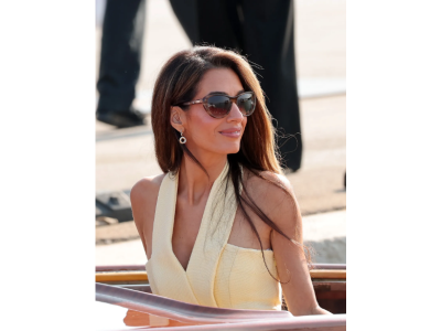 Aspect elegant: Amal Clooney în Prada și o rochie delicată de culoarea untului la Festivalul de Film de la Veneția